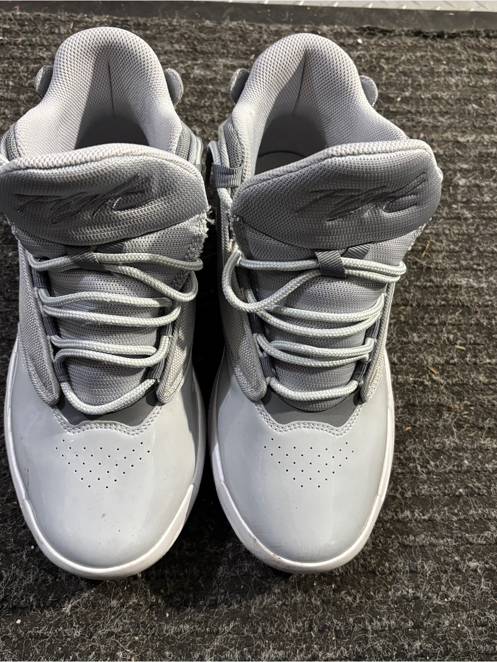 Nike Jordan Max Aura 4 Youth Basketball Shoes Cool Grey Size 6Y Pre-owned